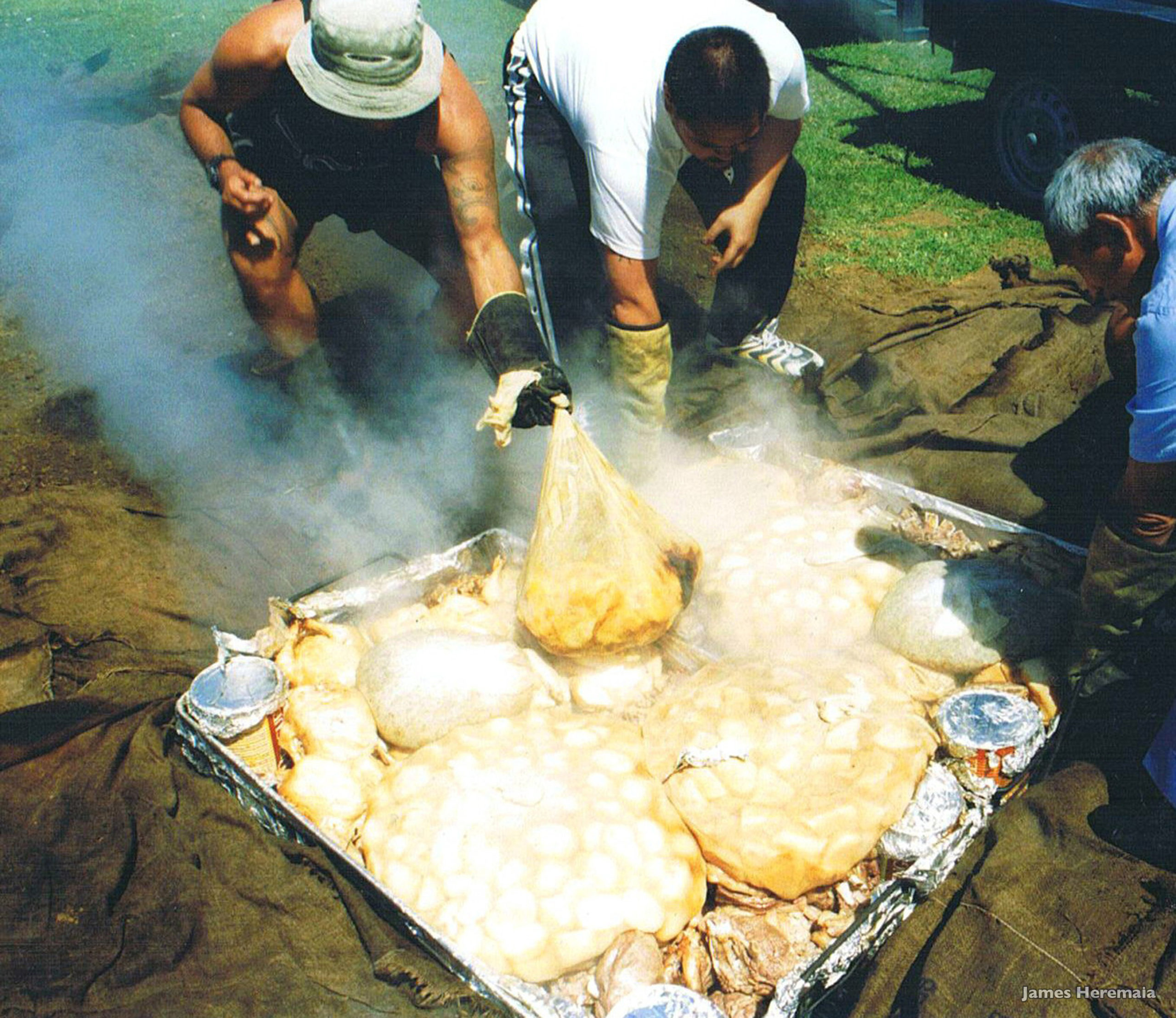マオリ伝統料理 Hangi 白くたなびく雲の下で